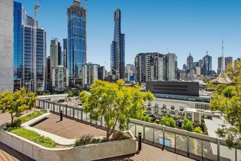 Stylish 2BR 2BT Apt With Bay Views, Secure Parking, Netflix, Gym Pool And Wine - Schoolies Week Accommodation 3