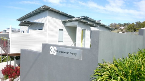 Stylish Holiday Unit - Schoolies Week Accommodation 0