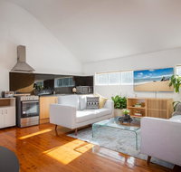 Sunlit Two-Bedroom Unit With Sprawling BBQ Deck - Schoolies Week Accommodation
