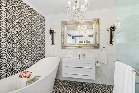 SUNNYDELL - Schoolies Week Accommodation 0