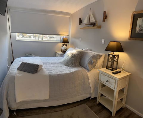 Swamp Fox Luxury 2BR Dutch Barge - Schoolies Week Accommodation 1