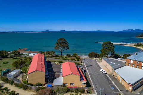 SWANSEA VILLAS - Schoolies Week Accommodation 1