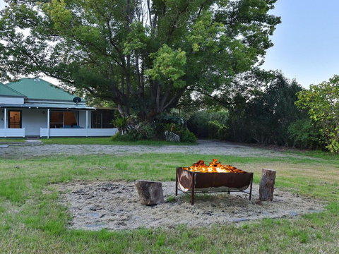 Tabitha Hill Cottage - Schoolies Week Accommodation 0