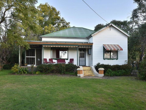Tabitha Hill Cottage - Schoolies Week Accommodation 1