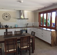 TAKURA HEIGHTS Modern Country Apartment with pool access - Schoolies Week Accommodation