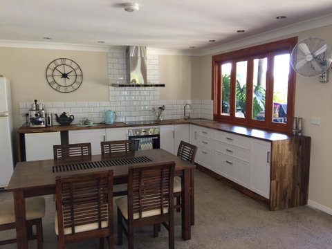 TAKURA HEIGHTS Modern Country Apartment With Pool Access - Schoolies Week Accommodation 0