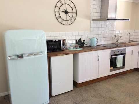 TAKURA HEIGHTS Modern Country Apartment With Pool Access - Schoolies Week Accommodation 3