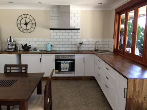 TAKURA HEIGHTS Modern Country Apartment With Pool Access - Schoolies Week Accommodation 2