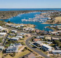 Tanjil - A stroll from the water in Paynesville - Schoolies Week Accommodation