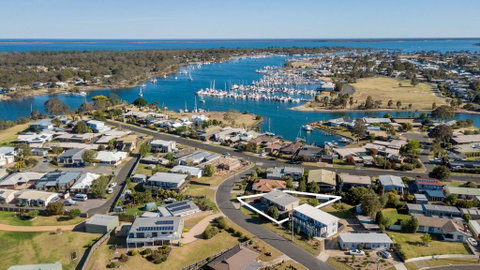 Tanjil - A Stroll From The Water In Paynesville - Schoolies Week Accommodation 0