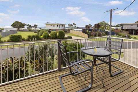 Tanjil - A Stroll From The Water In Paynesville - Schoolies Week Accommodation 1