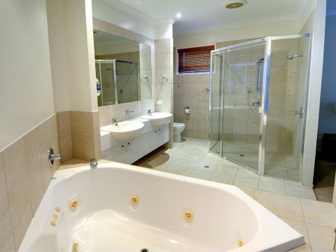 Tarcoola 41 - 5 BDRM Canal Home With Pool - Schoolies Week Accommodation 2