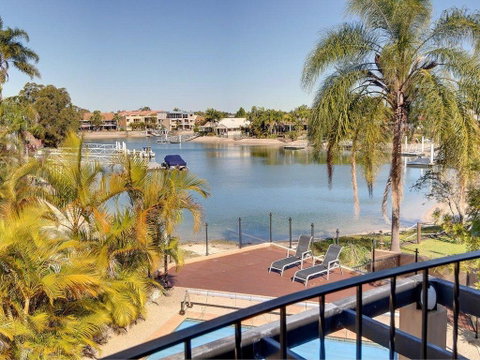Tarcoola 41 - 5 BDRM Canal Home With Pool - Schoolies Week Accommodation 3