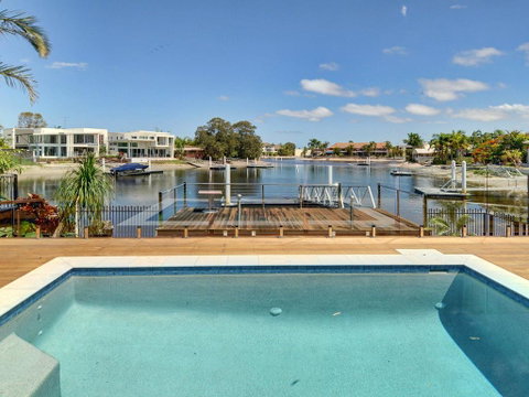 Tarcoola 49 - 4 BDRM Canal Home With Pool - Schoolies Week Accommodation 3