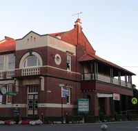 The Bank BB West Wyalong - Schoolies Week Accommodation