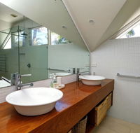 THE BEACH HOUSE - Schoolies Week Accommodation
