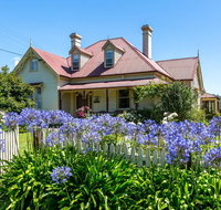 Cambridge House Bed  Breakfast - Schoolies Week Accommodation