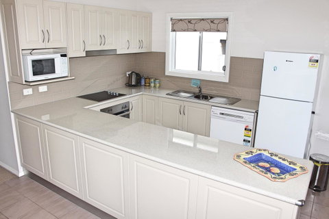 Front Row Beachfront - Schoolies Week Accommodation 5