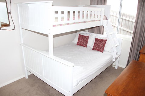Front Row Beachfront - Schoolies Week Accommodation 9