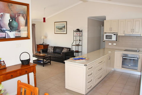Front Row Beachfront - Schoolies Week Accommodation 3