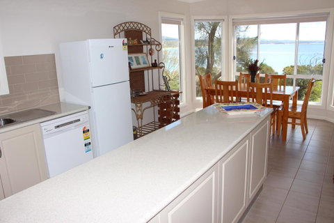 Front Row Beachfront - Schoolies Week Accommodation 4