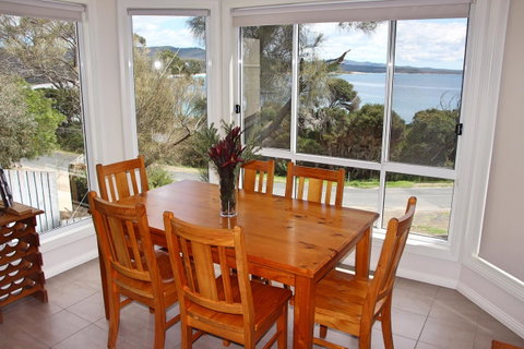 Front Row Beachfront - Schoolies Week Accommodation 6