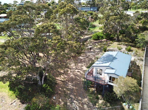 Front Row Beachfront - Schoolies Week Accommodation 0