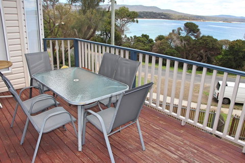 Front Row Beachfront - Schoolies Week Accommodation 2