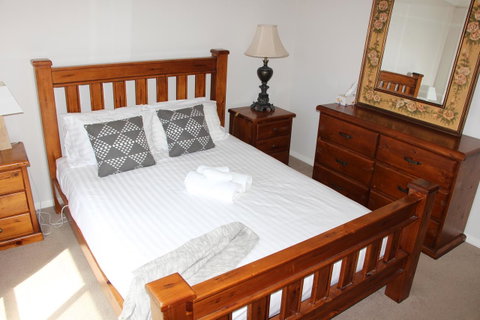 Front Row Beachfront - Schoolies Week Accommodation 8