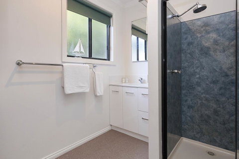 KINGFISHER COTTAGE Beachfront At The Binalong Bay - Schoolies Week Accommodation 2