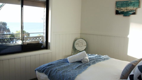 KINGFISHER COTTAGE Beachfront At The Binalong Bay - Schoolies Week Accommodation 11
