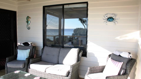 KINGFISHER COTTAGE Beachfront At The Binalong Bay - Schoolies Week Accommodation 7