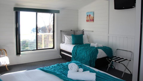 KINGFISHER COTTAGE Beachfront At The Binalong Bay - Schoolies Week Accommodation 5