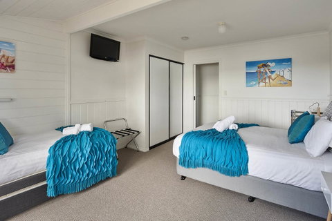 KINGFISHER COTTAGE Beachfront At The Binalong Bay - Schoolies Week Accommodation 3