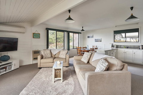 KINGFISHER COTTAGE Beachfront At The Binalong Bay - Schoolies Week Accommodation 4