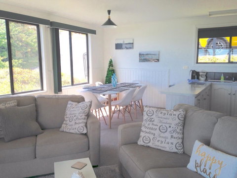 KINGFISHER COTTAGE Beachfront At The Binalong Bay - Schoolies Week Accommodation 24