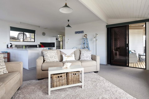 KINGFISHER COTTAGE Beachfront At The Binalong Bay - Schoolies Week Accommodation 22