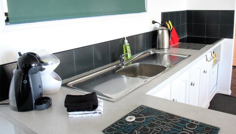 KINGFISHER COTTAGE Beachfront At The Binalong Bay - Schoolies Week Accommodation 18