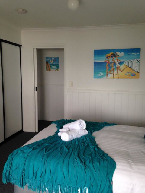KINGFISHER COTTAGE Beachfront At The Binalong Bay - Schoolies Week Accommodation 25
