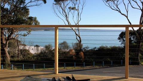 KINGFISHER COTTAGE Beachfront At The Binalong Bay - Schoolies Week Accommodation 6