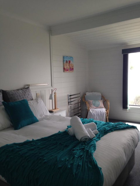 KINGFISHER COTTAGE Beachfront At The Binalong Bay - Schoolies Week Accommodation 23