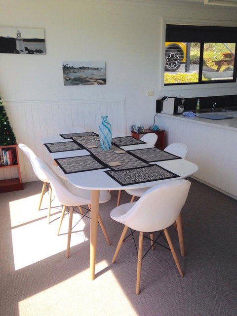 KINGFISHER COTTAGE Beachfront At The Binalong Bay - Schoolies Week Accommodation 14