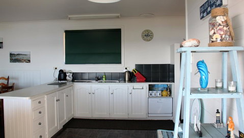 KINGFISHER COTTAGE Beachfront At The Binalong Bay - Schoolies Week Accommodation 20