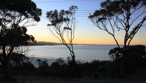 KINGFISHER COTTAGE Beachfront At The Binalong Bay - Schoolies Week Accommodation 19