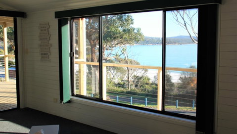 KINGFISHER COTTAGE Beachfront At The Binalong Bay - Schoolies Week Accommodation 13