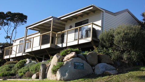 KINGFISHER COTTAGE Beachfront At The Binalong Bay - Schoolies Week Accommodation 0