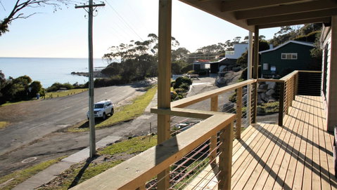 KINGFISHER COTTAGE Beachfront At The Binalong Bay - Schoolies Week Accommodation 9