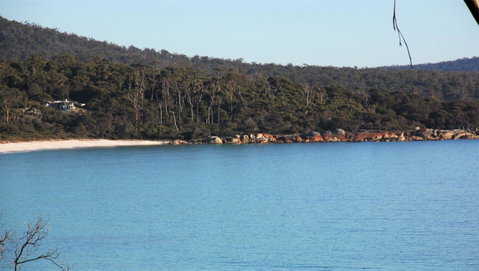 KINGFISHER COTTAGE Beachfront At The Binalong Bay - Schoolies Week Accommodation 12