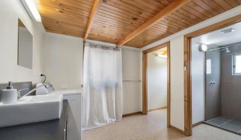 Return To Sender Lodge - Schoolies Week Accommodation 1