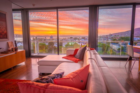 Avalon City Retreat - Schoolies Week Accommodation 19
